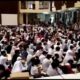 ANTREAN BEJIBUN: Ribuan pelajar SMP beserta orang tuanya ikut antre vaksinasi dosis dua di Islamic Center Surabaya. Foto/IST/Portalsurabaya.com
