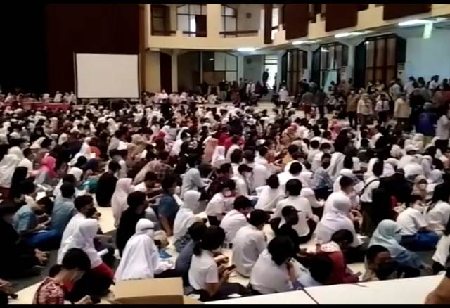 ANTREAN BEJIBUN: Ribuan pelajar SMP beserta orang tuanya ikut antre vaksinasi dosis dua di Islamic Center Surabaya. Foto/IST/Portalsurabaya.com