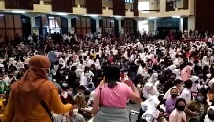 Wali Murid Protes: Vaksinasi Dosis Dua untuk Pelajar Surabaya Amburadul   