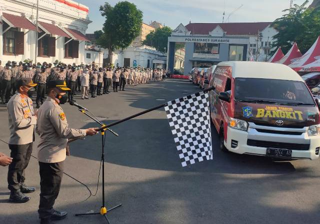 22 MOBIL VAKSIN: Polrestabes Surabaya terjunkan 22 unit mobil vaksin untuk membagi 1.000 paket sembako dan masker. Foto/Wicak/Portalsurabaya.com