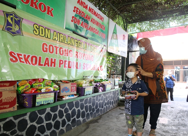 AYO DONASI: Respons positif Gerakan Surabaya Memanggil, para pelajar SDN Airlangga 1 kumpulkan donasi membantu warga terdampak Covid-19. Foto/IST/Portalsurabaya.com