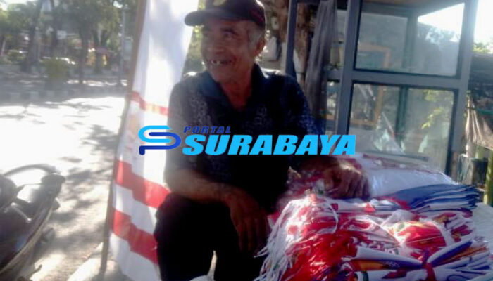 Berita Foto: ‘Dibombardir’ Corona, Pedagang Bendera di Gresik Tak Berdaya