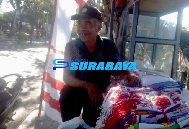 SEPI PEMBELI: Lapak milik Amas, pedagang bendera di Jalan Wahidin Sudirohusodo, Gresik sepi pembeli. Foto/TB Kumara/Portalsurabaya