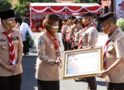 UPACARA HUT PRAMUKA: Gubernur Khofifah memberikan penghargaan untuk Brigade Penolong Tergiat dalam penanganan Covid-19. Foto/IST/Portalsurabaya.