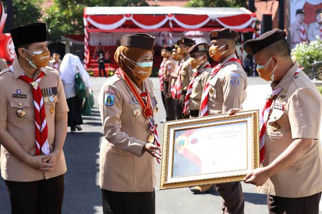 UPACARA HUT PRAMUKA: Gubernur Khofifah memberikan penghargaan untuk Brigade Penolong Tergiat dalam penanganan Covid-19. Foto/IST/Portalsurabaya.