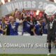 Pemain-pemain Leicester city mengangkat trofi Community Shield 2021. / Flashscore