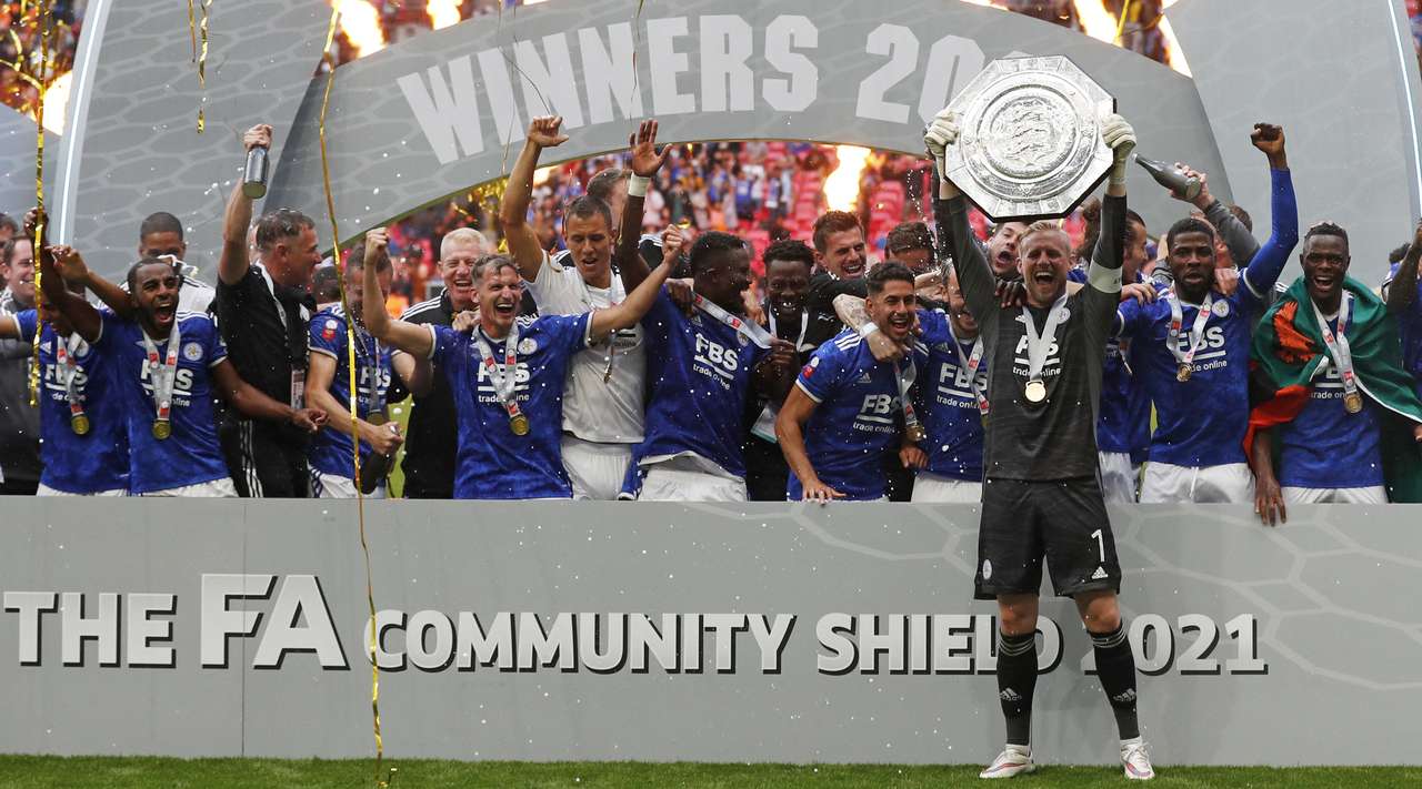 Pemain-pemain Leicester city mengangkat trofi Community Shield 2021. / Flashscore