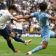 Pemain Tottenham Son Heung Min (putih) mencetak gol tunggal ke gawang Manchester City, Senin (16/8/2021)./Flashscore