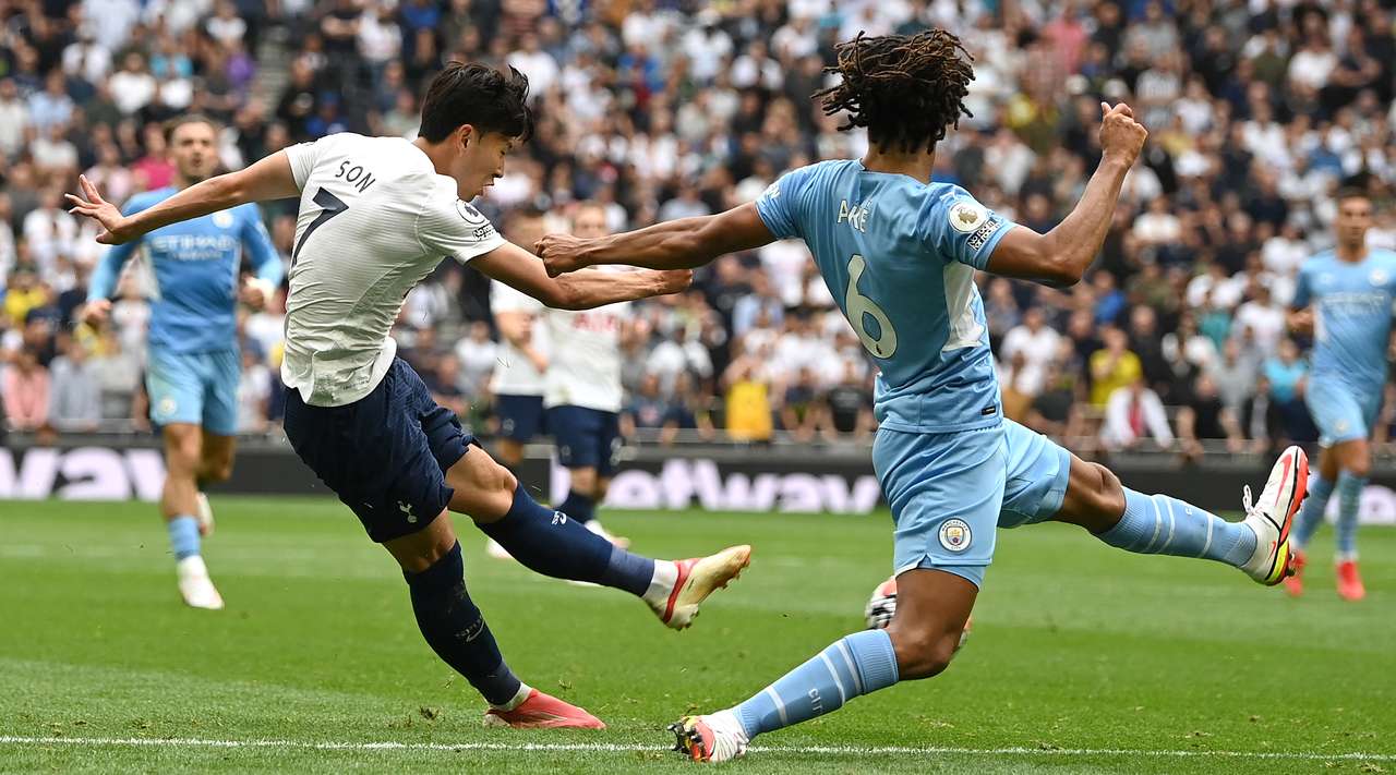 Pemain Tottenham Son Heung Min (putih) mencetak gol tunggal ke gawang Manchester City, Senin (16/8/2021)./Flashscore
