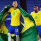 Pemain-pemain Brasil merayakan kemenangan usai mengalahkan Spanyol di final sepakbola Olimpiade Tokyo.