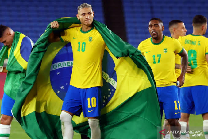 Pemain-pemain Brasil merayakan kemenangan usai mengalahkan Spanyol di final sepakbola Olimpiade Tokyo.