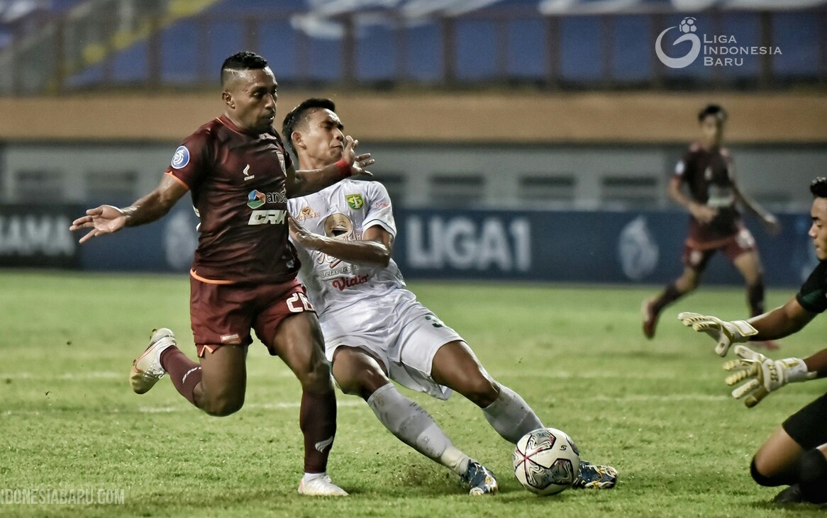 Pemain Persebaya Surabaya (putih) berusaha menghalangi pemain Borneo FC pada kompetisi Liga 1 musim 2021/2022, Sabtu (4/9/2021)./dok PT LIB.