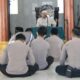 Anggota Polrestabes Surabaya yang beragama Islam saat mengikuti kegiatan Binrohtal di masjid Baiturrahman, Kamis (9/9/2021)./Wicak