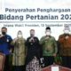 Bupati Gresik Fandi Akhmad Yani (batik hijau) menerima penghargaan Abdi Bakti Tani di Istana Wakil Presiden, Jakarta, Senin (13/9/2021)./ Foto: Humas Pemkab Gresik