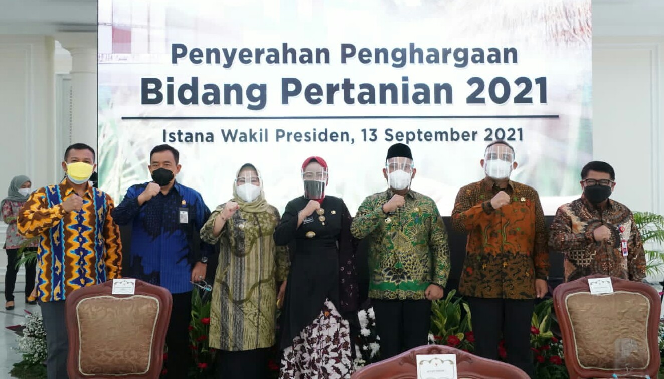 Bupati Gresik Fandi Akhmad Yani (batik hijau) menerima penghargaan Abdi Bakti Tani di Istana Wakil Presiden, Jakarta, Senin (13/9/2021)./ Foto: Humas Pemkab Gresik