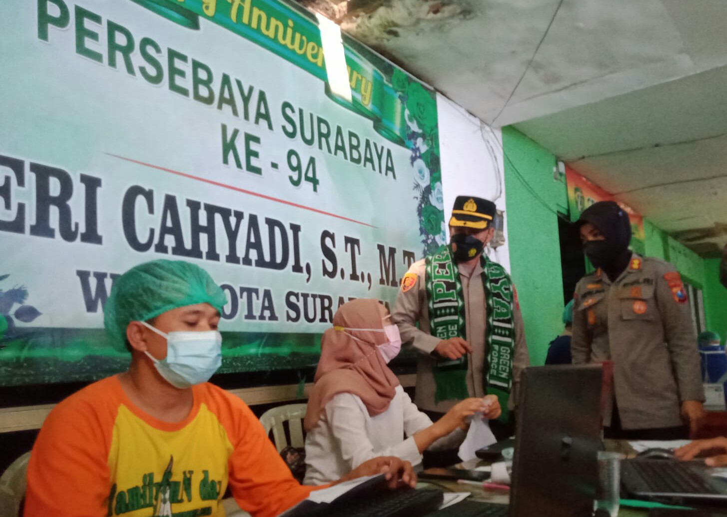 Kapolrestabes Surabaya Kombes Pol Akhmad Yusep Gunawan saat meninjau vaksinasi ratusan Bonek, Senin (13/9/2021)./ Foto: Wicak