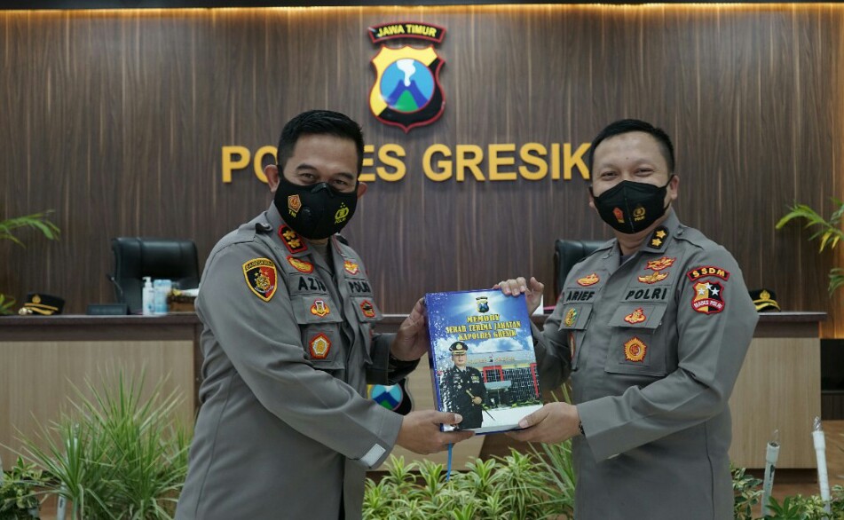 AKBP Mochamad Nur Azis (kiri) secara resmi menjabat Kapolres Gresik menggantikan AKBP Arief Fitrianto, Senin (13/9/2021)./ Foto: Bram