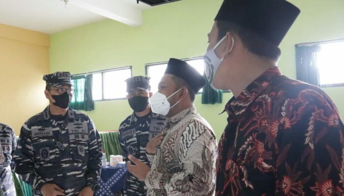 Bupati Gresik Pantau Vaksinasi Ribuan Santri Inisiasi Lantamal V Surabaya