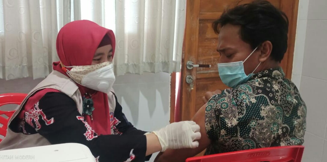 Warga Kecamatan Balongpanggang menjalani vaksinasi di RS Wates Husada beberapa waktu lalu./ Foto Istimewa