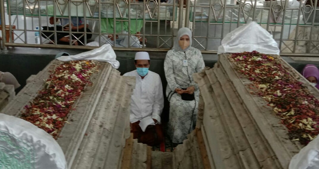 Istri Menteri Pariwisata Ekonomi Kreatif (Menparekraf) Sandiaga Uno, Nur Asia Uno saat ziarah ke makam Sunan Gresik atau Maulana Malik Ibrahim, Kamis (16/9/2021).