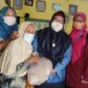 Wabup Gresik Aminatun Habibah memberikan bantuan sembako kepada warga yang tidak mampu (miskin) di Desa Kramat Mengare, Kecamatan Bungah, Gresik, Jum'at (17/9/2021).
