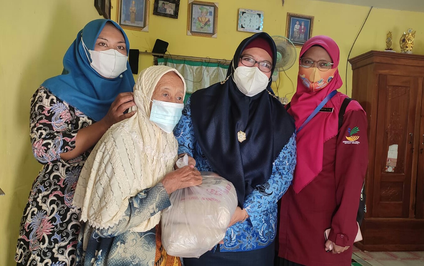 Wabup Gresik Aminatun Habibah memberikan bantuan sembako kepada warga yang tidak mampu (miskin) di Desa Kramat Mengare, Kecamatan Bungah, Gresik, Jum'at (17/9/2021).