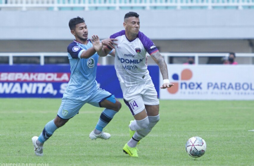 Pemain Persela Lamongan (biru) berusaha menghalangi pemain Persita Tangerang pada laga Liga 1 musim 2021, Jumat (17/9/2021)./ Foto: PT LIB
