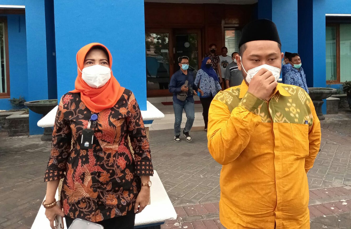 Dirut Perumda Giri Tirta, Siti Aminatus Zariyah (kiri) mendampingi Bupati Gresik Fandi Akhmad Yani usai menggelar rapat tertutup di kantor Perumda Giri Tirta, Jumat (17/9/2021)./Foto: Ist