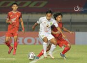 Penyerang Persebaya Samsul Arif (putih) berusaha lepas dari kawalan pemain PSM Makassar pada laga liga 1 musim 2021/2022, Sabtu (18/9/2021)./Foto: PT LIB.