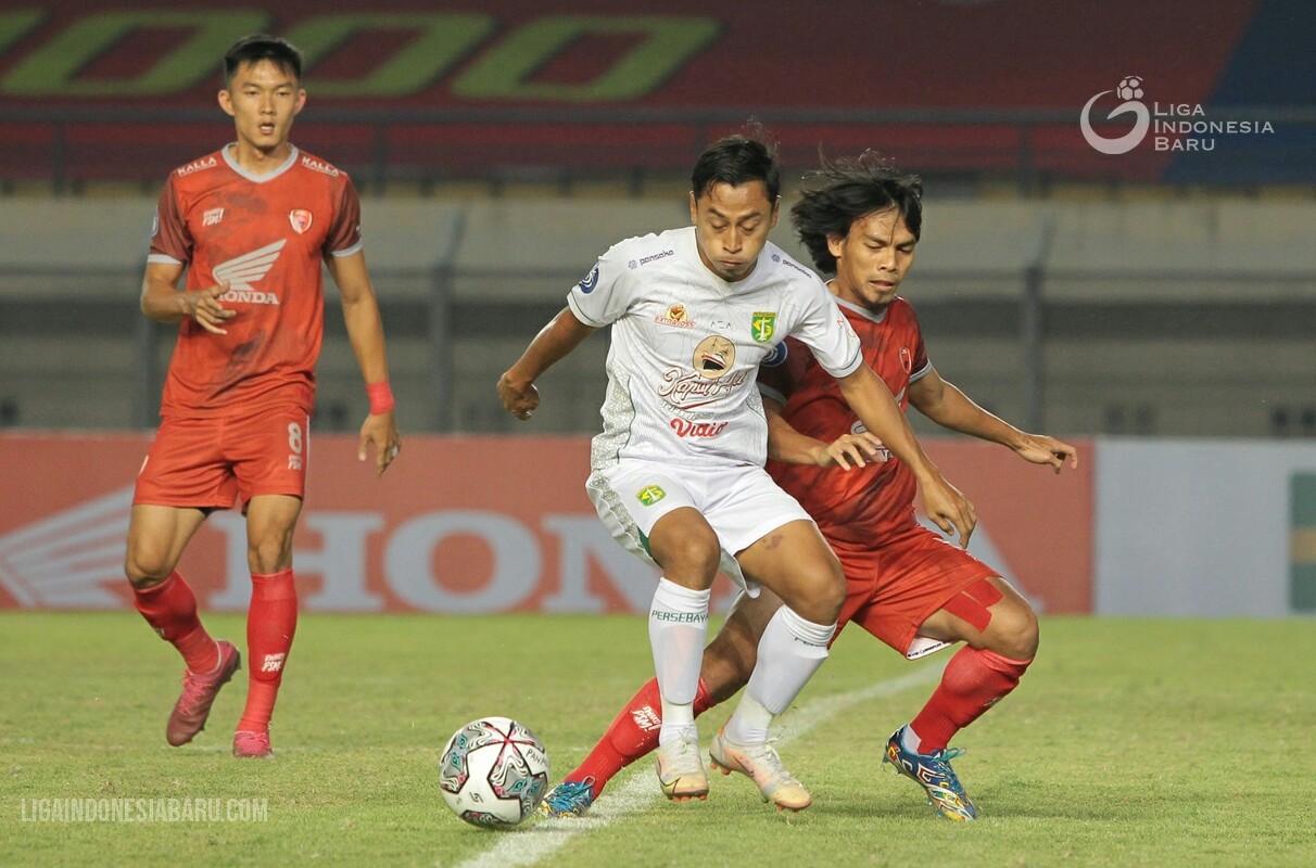 Penyerang Persebaya Samsul Arif (putih) berusaha lepas dari kawalan pemain PSM Makassar pada laga liga 1 musim 2021/2022, Sabtu (18/9/2021)./Foto: PT LIB.
