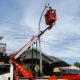 Petugas Dishub Gresik sedang melakukan perawatan dan pemeliharan PJU listrik di poros jalan Ujungpangkah, Rabu (15/9/2021) lalu. /Foto: Dishub Gresik