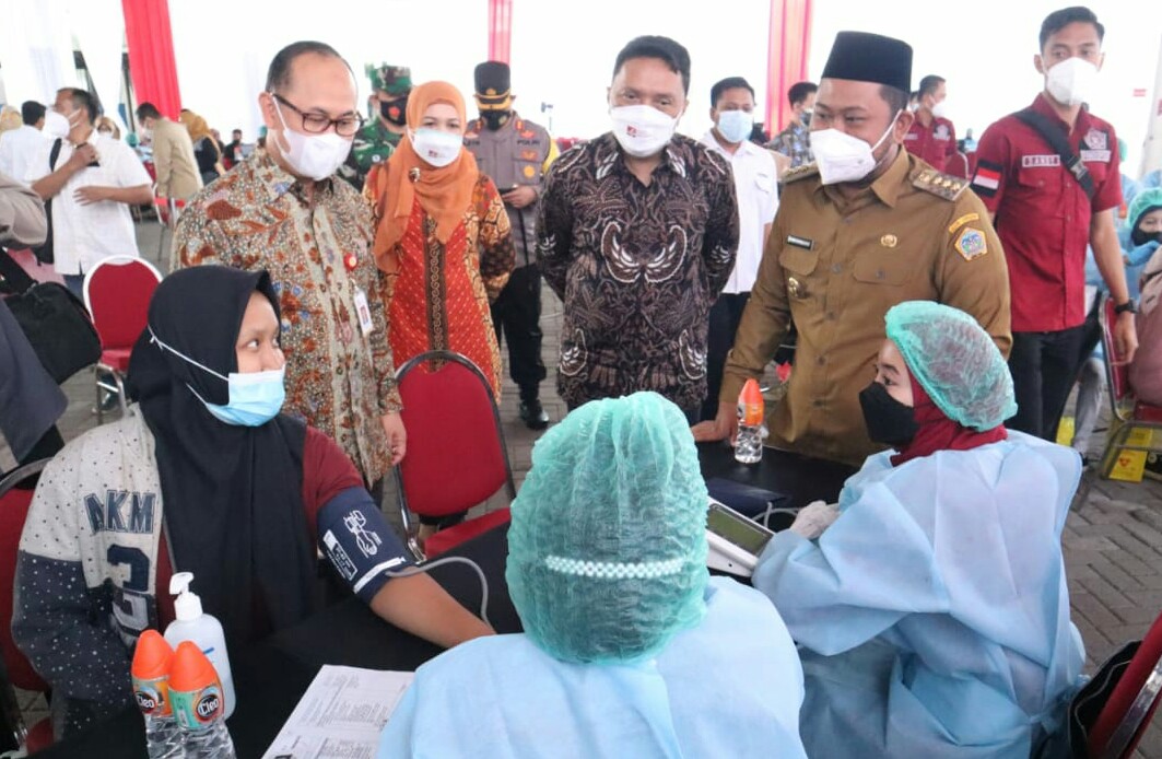 Bupati Gresik Fandi Akhmad Yani didampingi pejabat Pasar Modal Indonesia saat meninjau vaksinasi warga, Senin (27/9/2021)./ Foto: Humas Pemkab