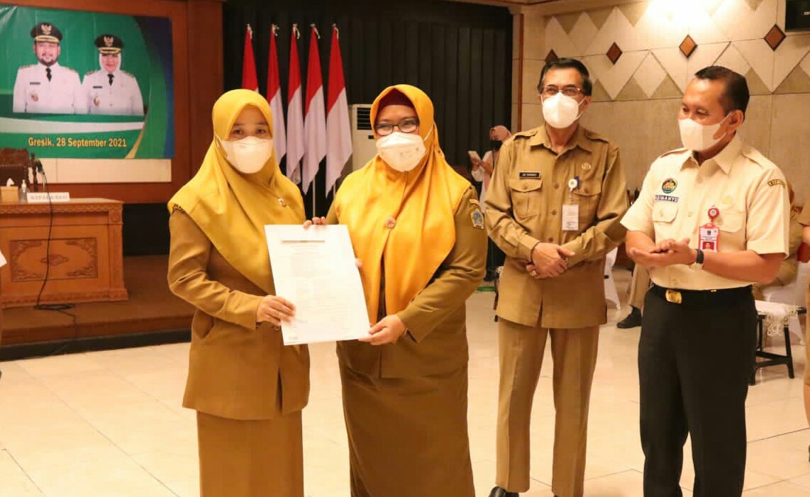 Wakil Bupati Gresik Aminatun Habibah menyerahkan SK kenaikan pangkat 421 Pegawai ASN di lingkup Pemkab, Selasa (28/9/2021)./ Foto: Pemkab Gresik