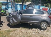 Mobil warga Surabaya Disambar KA Komuter di Gresik