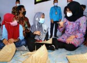 PROGRAM REHABILITAS SOSIAL: Bupati Ipuk tinjau pelatihan kerja para penyandang disabilitas di Kecamatan Muncar. Foto/IST/Portalsurabaya.com