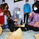 PROGRAM REHABILITAS SOSIAL: Bupati Ipuk tinjau pelatihan kerja para penyandang disabilitas di Kecamatan Muncar. Foto/IST/Portalsurabaya.com