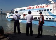 Petugas dari Dishub Gresik melihat KM Bahari Expres 6F di pelabuhan sebagai pengganti KM Natuna Expres.