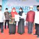 Wakil Bupati Gresik Aminatun Habibah memberikan beasiswa kepada mahasiswa yang memiliki dedikasi dan berprestasi dalam semua bidang, Minggu (5/9/2021).