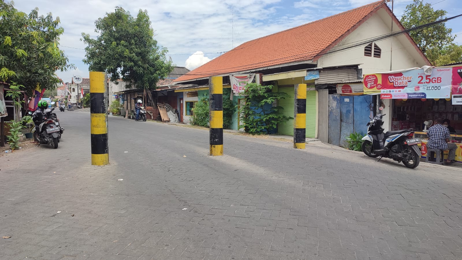 Warga menolak pembukaan Portal yang ada di Jalan Harun Thohir Kelurahan Pulopancikan Kecamatan Gresik, Minggu (5/9/2021).