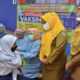 Wakil Bupati Gresik Aminatun Habibah saat memantau vaksinasi pelajar di SMPN 16, Selasa (7/9/2021).