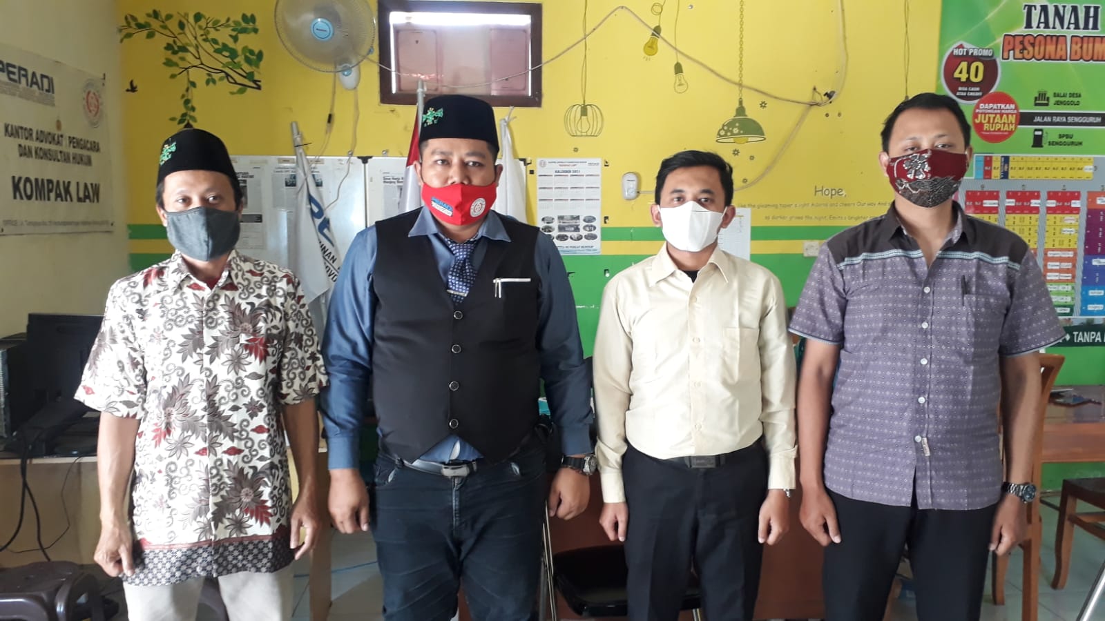 Ketua LPBH NU Kabupaten Malang, Achmad Hussairi bersama tim./ Imron Hakiki.