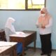 Wabup Gresik Aminatun Habibah melakukan sidak PTM di SMP 24 Desa Dungus, Kecamatan Cerme, Kabupaten Gresik, Rabu (15/9/2021).