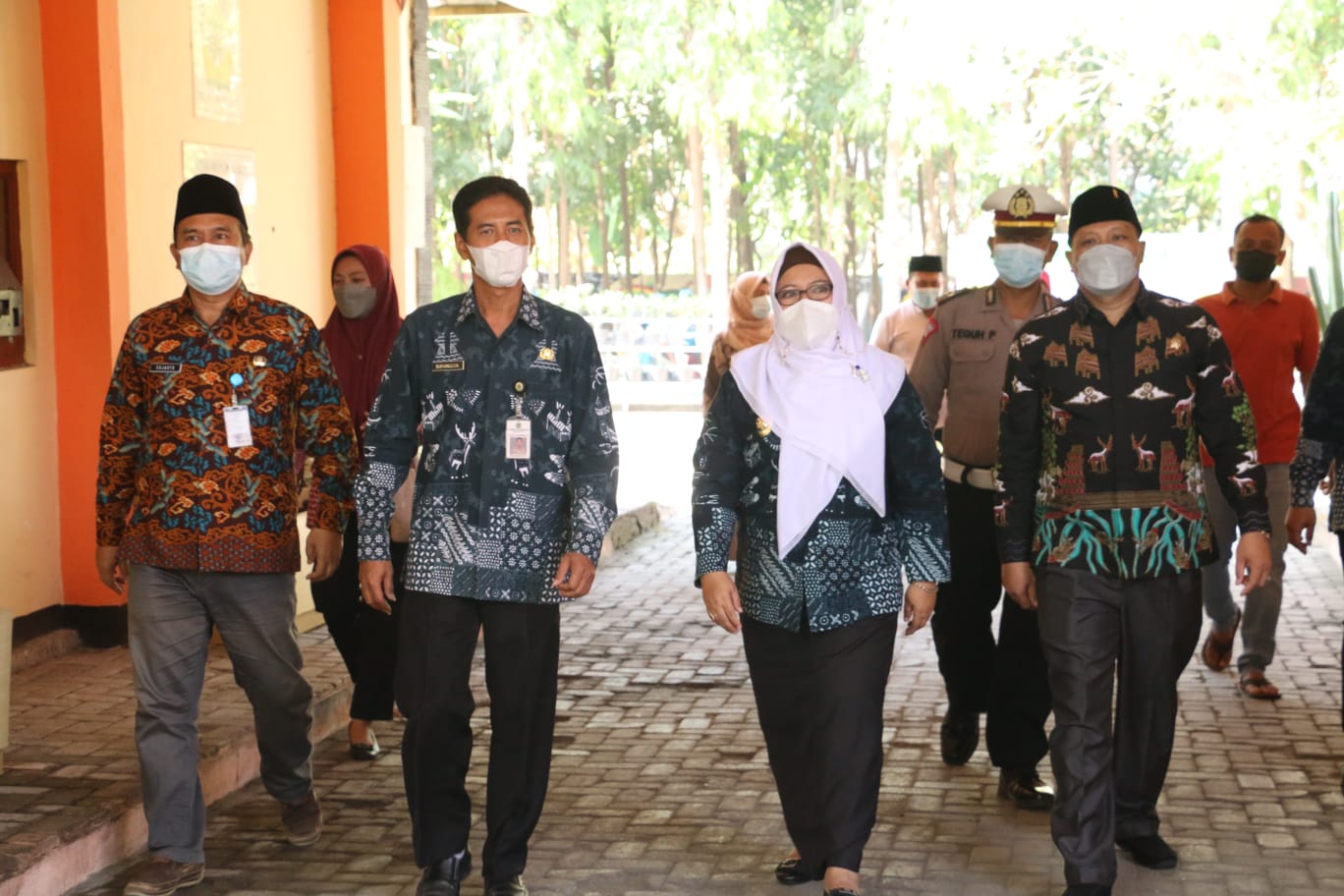 Wabup Gresik Aminatun Habibah saat meninjau vaksinasi pelajar di SMPN 18 Menganti, Kamis (16/9/2021).