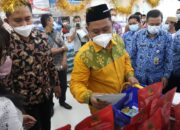 Bupati Gresik Fandi Akhmad Yani saat membeli salah satu produk UMKM yang ada di gerai Indomaret, Jumat (17/9/2021)./ Foto Bram
