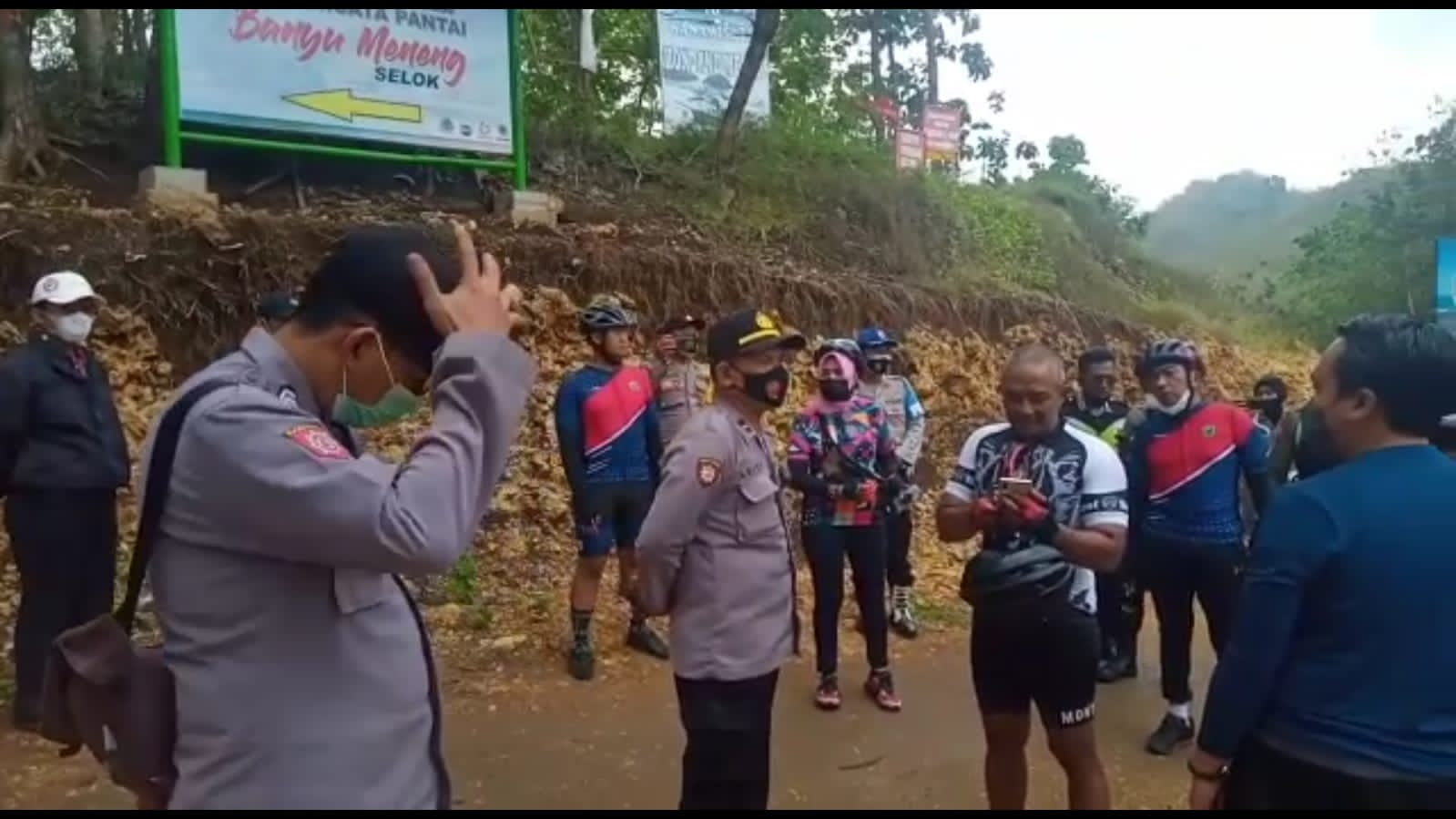 Tangkapan layar video aparat kepolisian saat memberhentikan rombongan Walikota Malang, Sutiaji saat berlibur ke Banyu Meneng, Kecamatan Bantur, Kabupaten Malang, Minggu (19/9/2021).