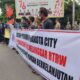 Puluhan massa Forkot saat melakukan aksi demo di halaman Kantor Pemerintah Kabupaten (Pemkab) Gresik, Selasa (21/9/2021)./ Bram