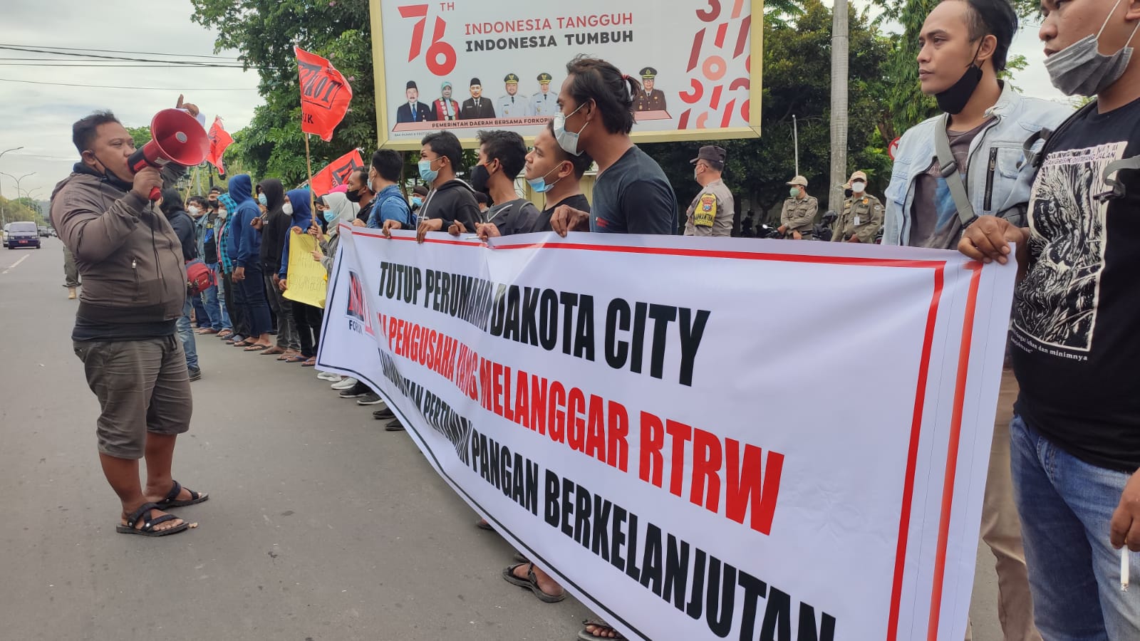 Puluhan massa Forkot saat melakukan aksi demo di halaman Kantor Pemerintah Kabupaten (Pemkab) Gresik, Selasa (21/9/2021)./ Bram