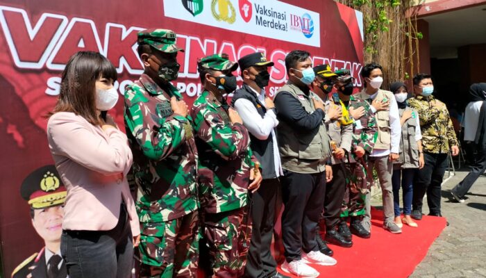 Dinar Candy Hadiri Serbuan Vaksinasi Merdeka di Kampus IMBT Surabaya