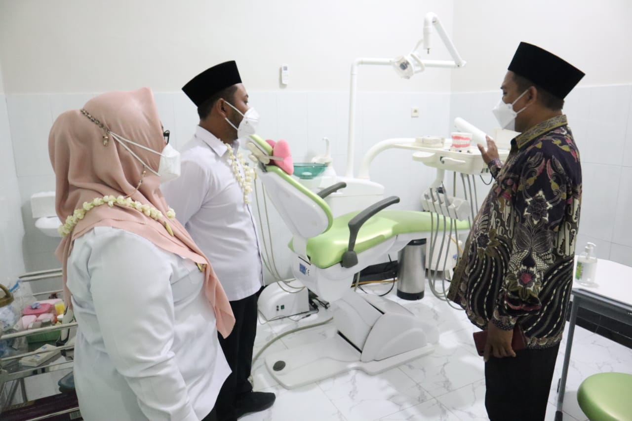 Bupati Gresik Fandi Akhmad Yani bersama Wabup Aminatun Habibah saat meninjau salah satu ruang klinik Muslimat NU di Bungah, Rabu (22/9/2021)./ Foto: Pemkab Gresik