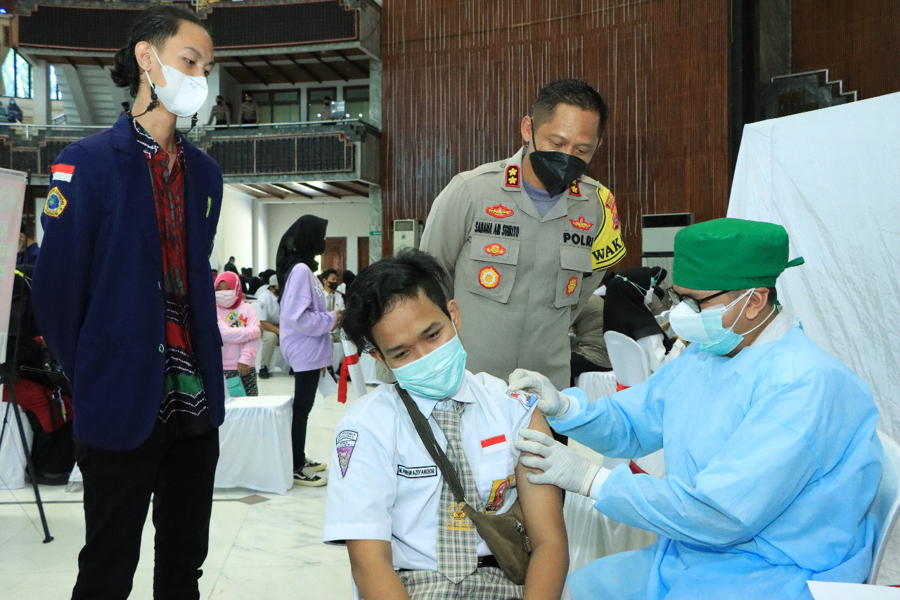 Wakapolresta Banjarmasin AKBP Sabana Atmojo saat meninjau vaksinasi pelajar di SMAN 8 Banjarmasin, Kamis (23/9/2021)./ Foto: Edo